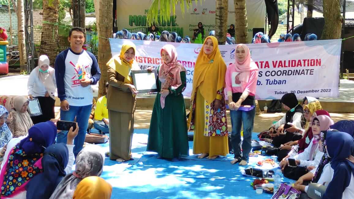 foto pemberian award kepada kader berprestasi yabhysa